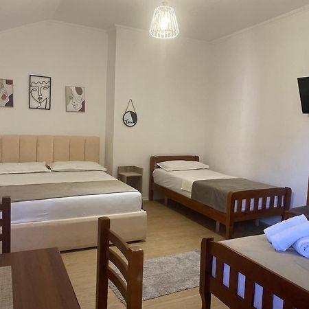 Vila M Vera Rooms With Kitchen And Apartments Durrës Eksteriør bilde