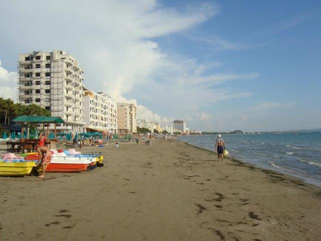 Vila M Vera Rooms With Kitchen And Apartments Durrës Eksteriør bilde