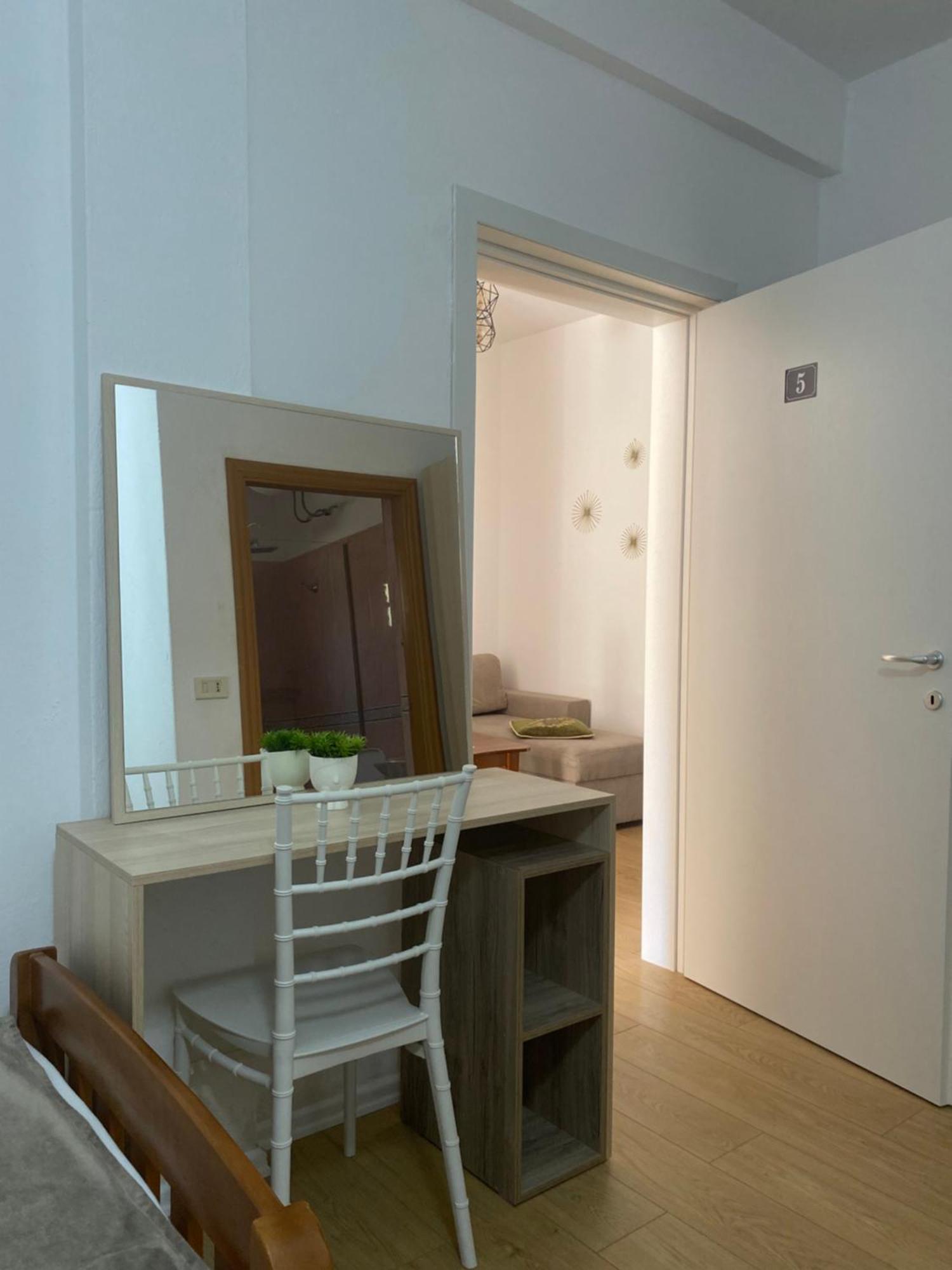 Vila M Vera Rooms With Kitchen And Apartments Durrës Eksteriør bilde